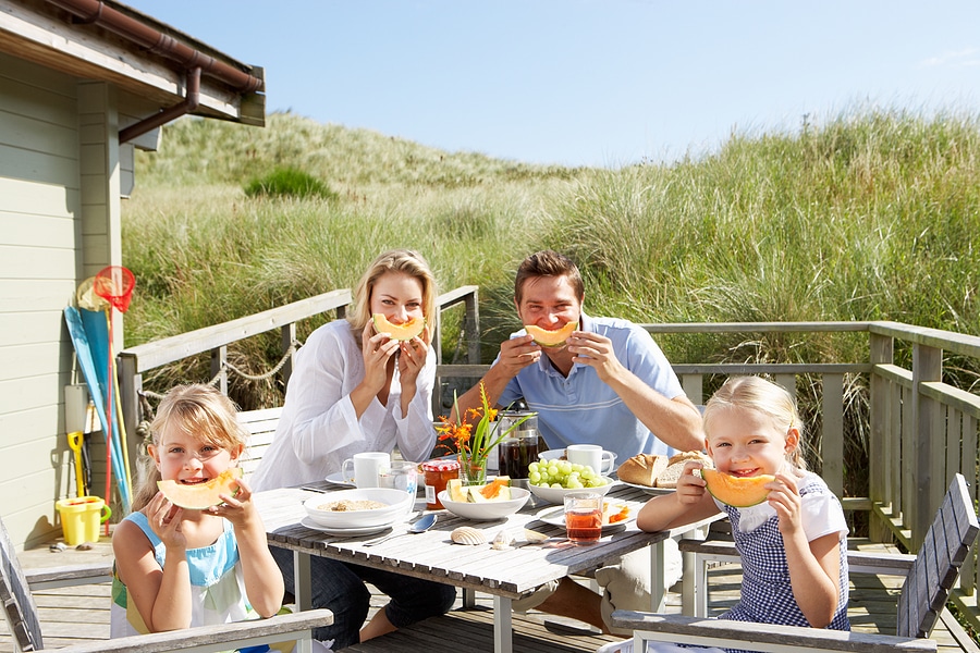 5 Tips for Finding Family-Friendly Restaurants Near the Beach